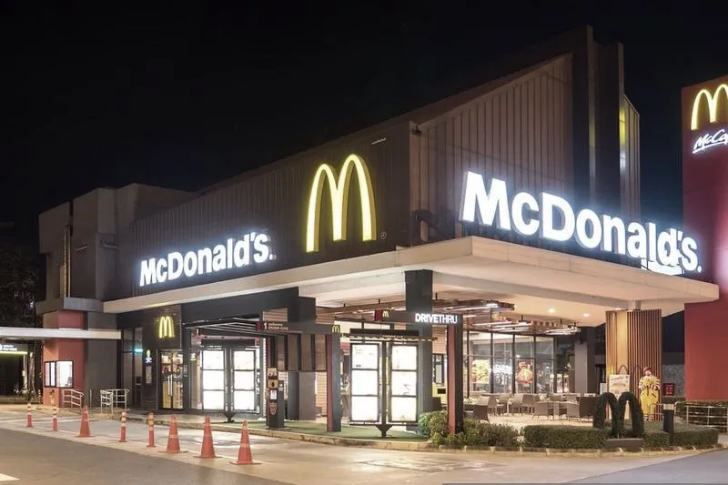 Ile się zarabia w McDonald's: prawdziwe zarobki na różnych stanowiskach