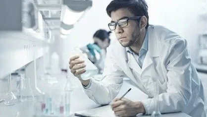 Ile zarabia biotechnolog za granicą? Przewodnik po wynagrodzeniach w branży biotech