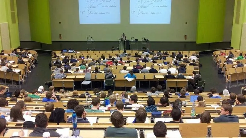 Ile zarabia wykładowca w Polsce? Przegląd wynagrodzeń i warunków pracy