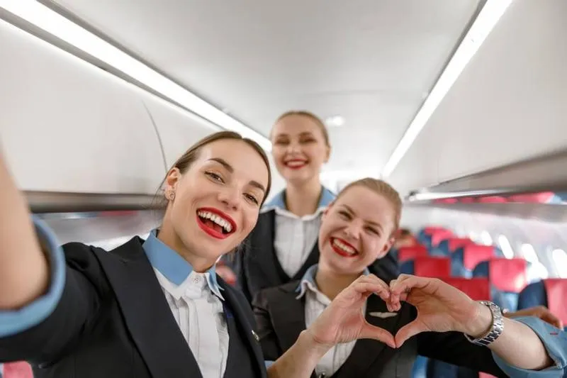 Porównanie zarobków stewardessy