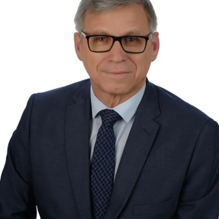 Praca w mediach i inne źródła dochodu